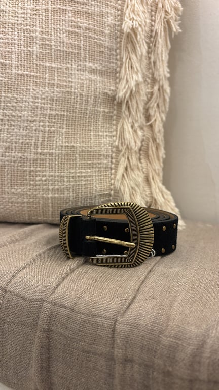 Ceinture noire en cuir avec clous dorés