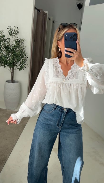 Blouse blanche à broderies anglaises et manches bouffantes — vue alternative