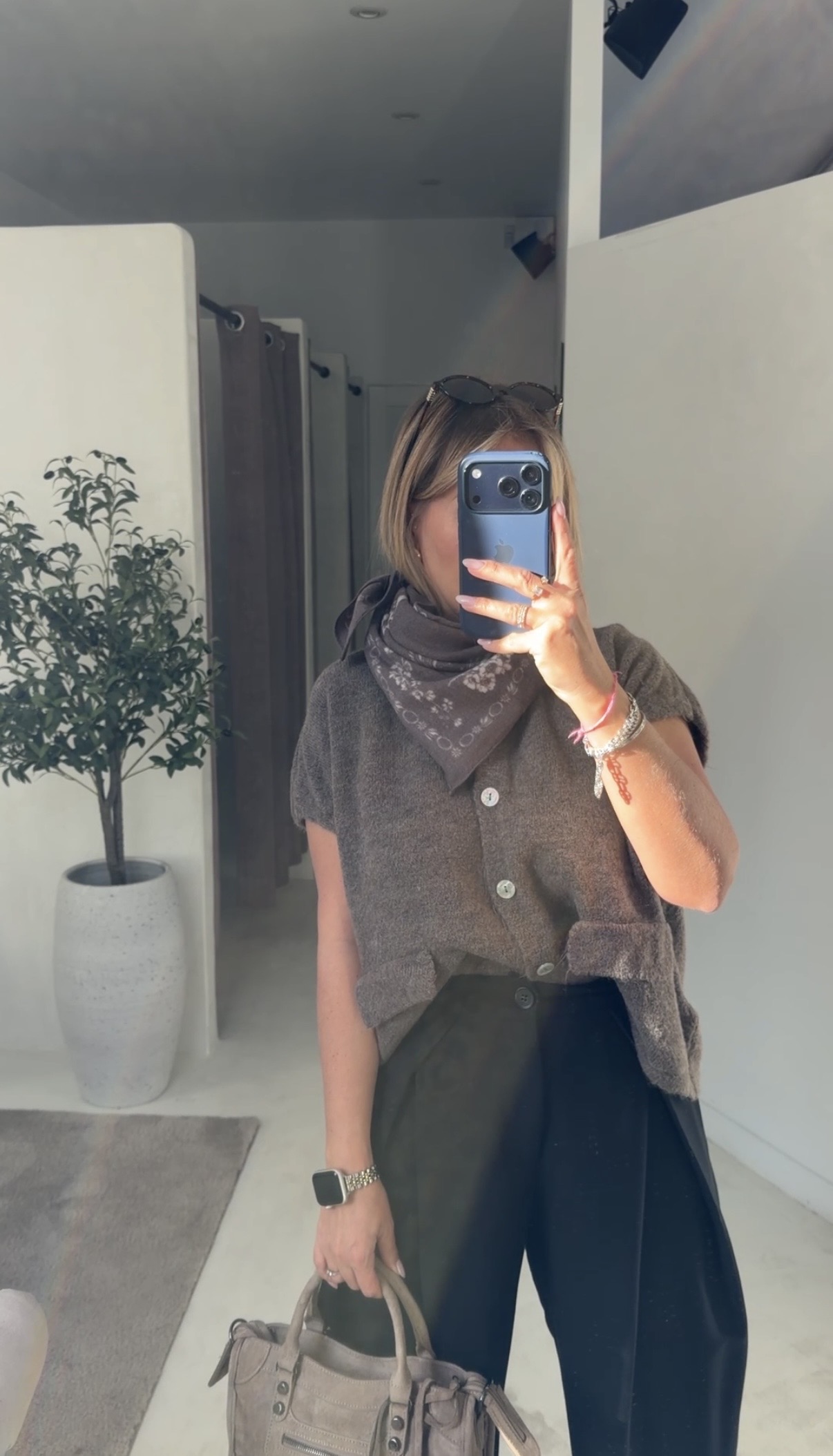 Gilet sans manches taupe à col montant — vue 3