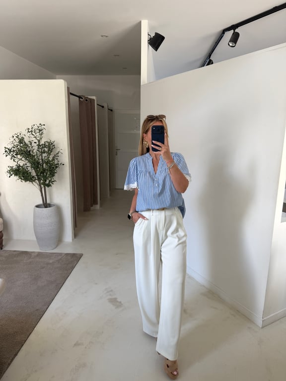 Blouse à rayures bleu et manches brodées blanches