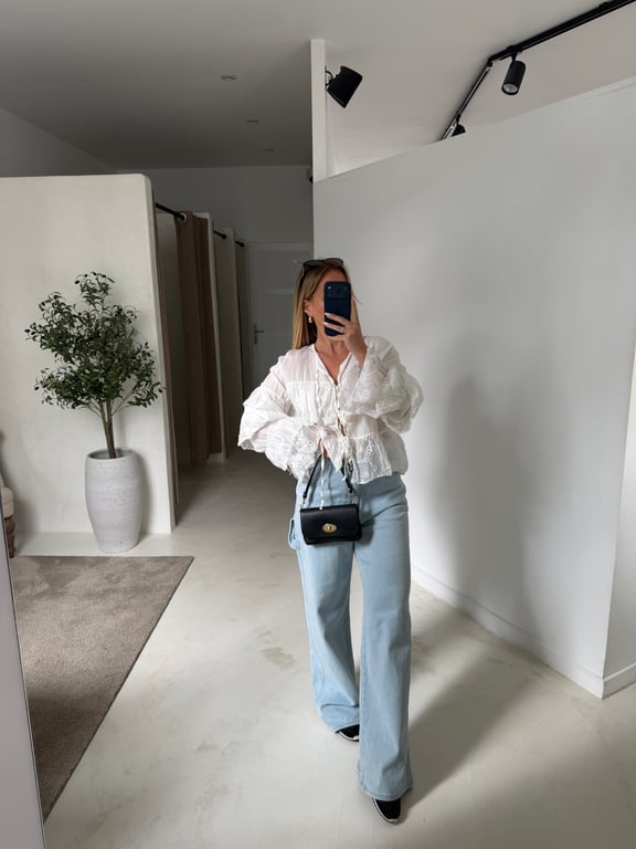 Blouse blanche avec volants et noeuds
