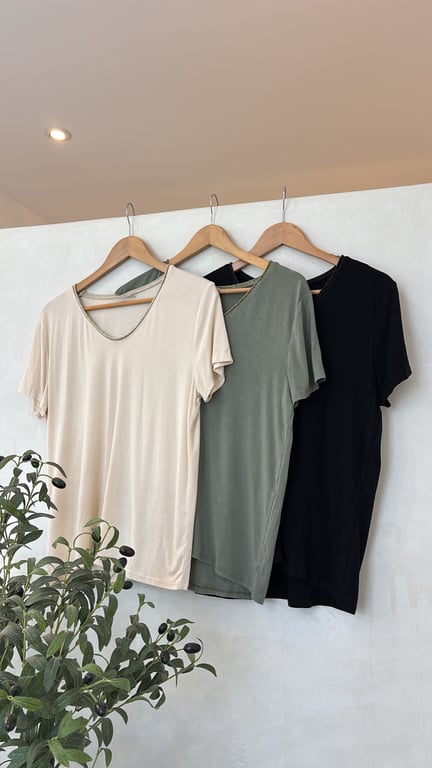 T-shirts col V fluide avec liseré doré