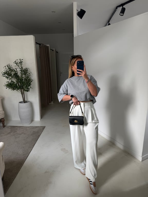 T-shirt gris avec coeur en dentelle dans le dos