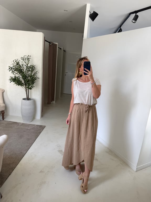 Top beige avec bijou doré à l’épaule