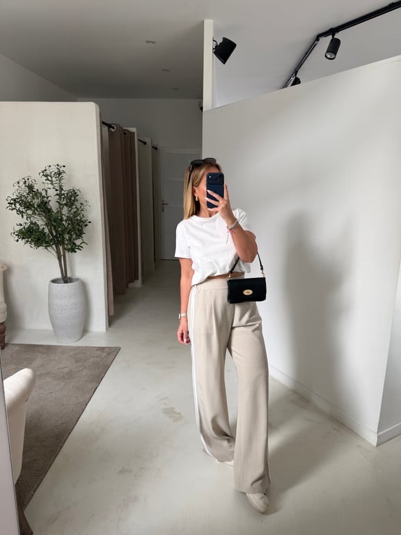 Pantalon beige avec bandes blanches sur le côté