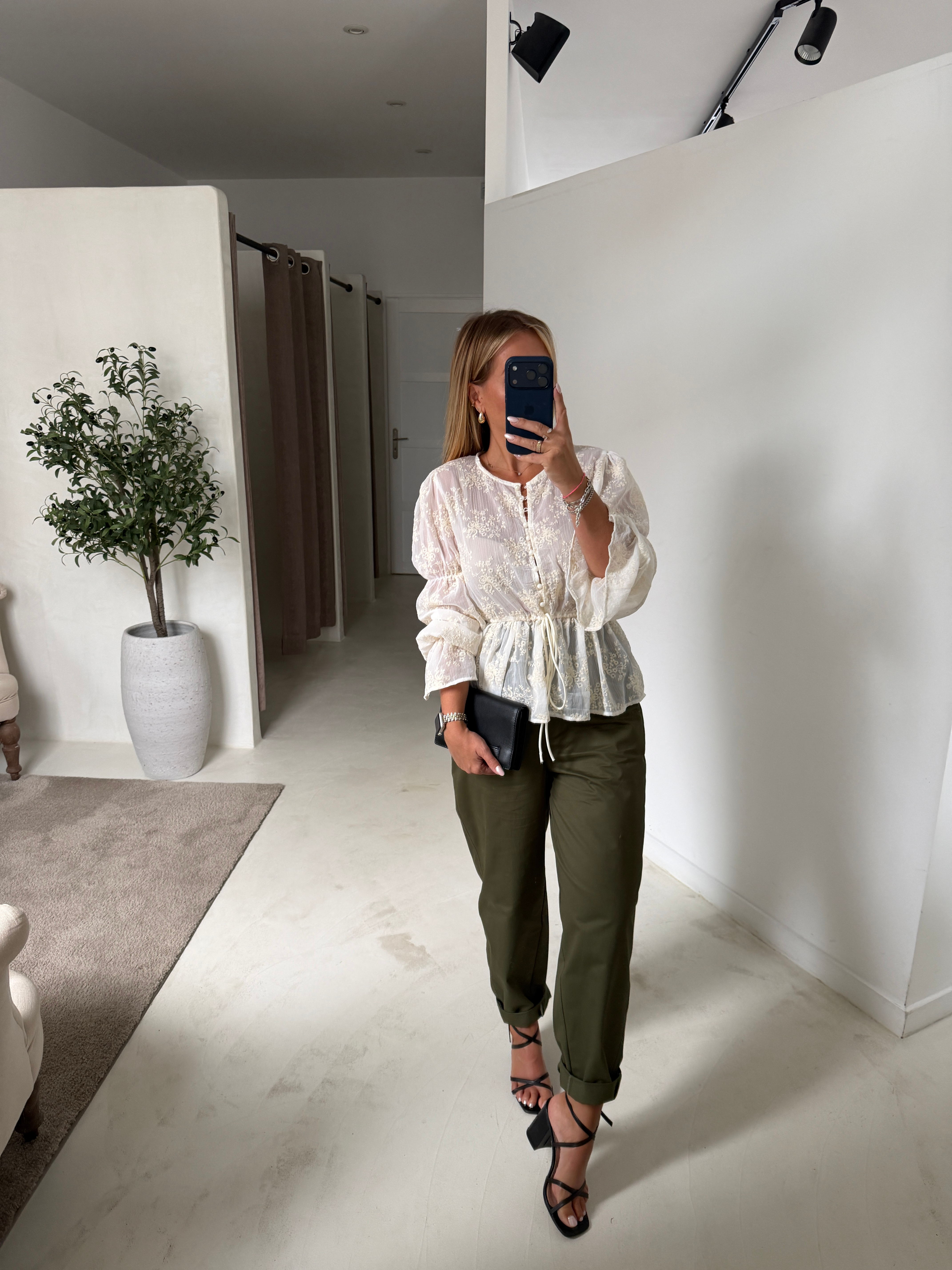 Blouse écru avec volants et broderies — vue 3
