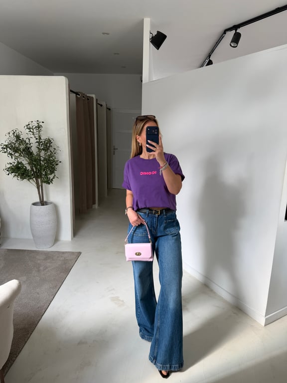 T-shirt violet avec « iconic » rose