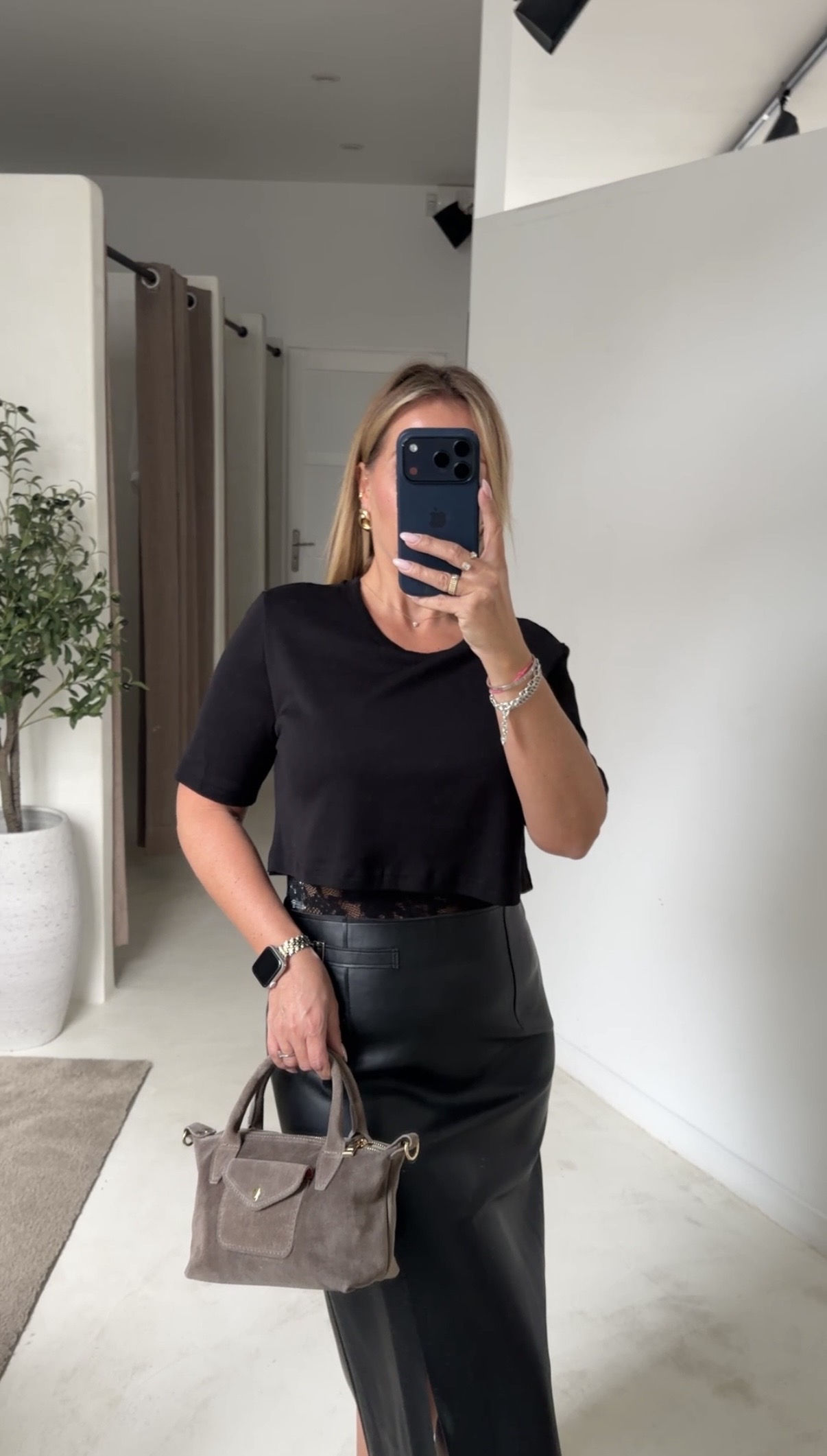 T-shirt court noir avec body en dentelle — vue 3