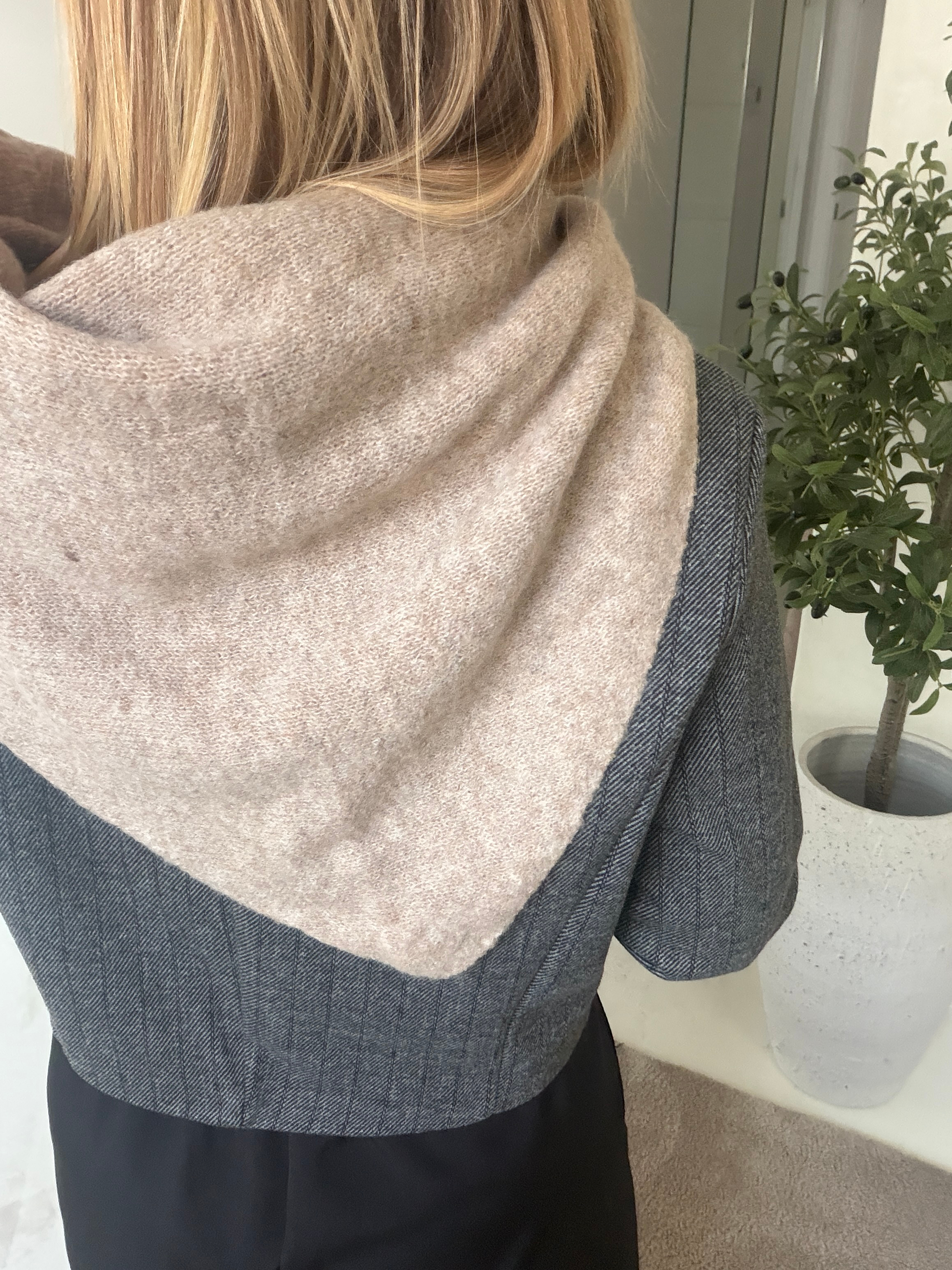 Écharpe triangle beige — vue 2