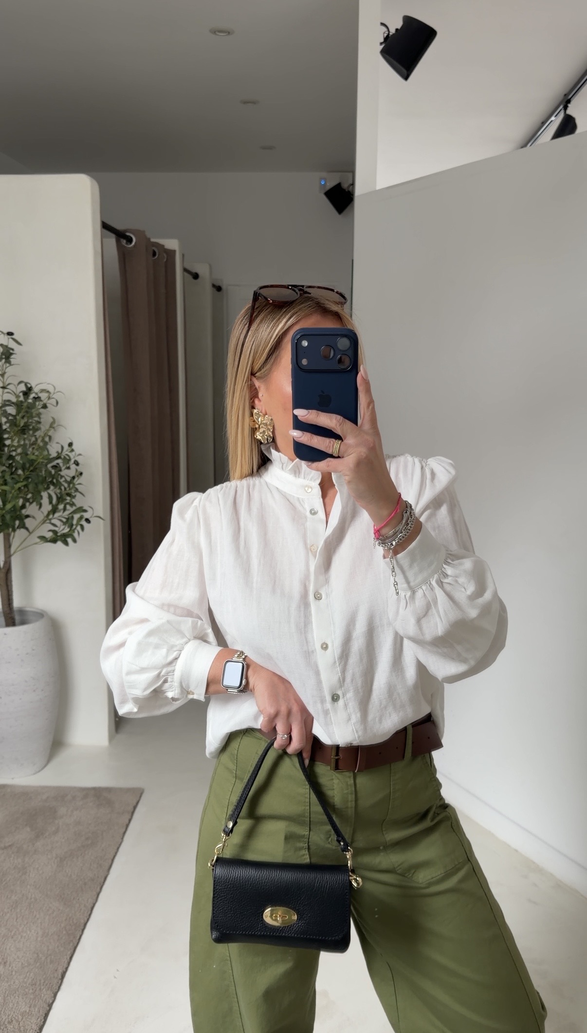 Blouse blanche col à volants discrets — vue 2
