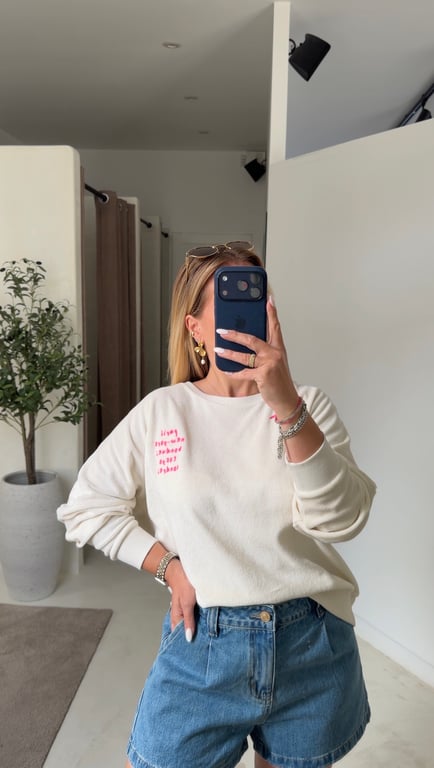 Pull en éponge beige avec inscription rose fluo