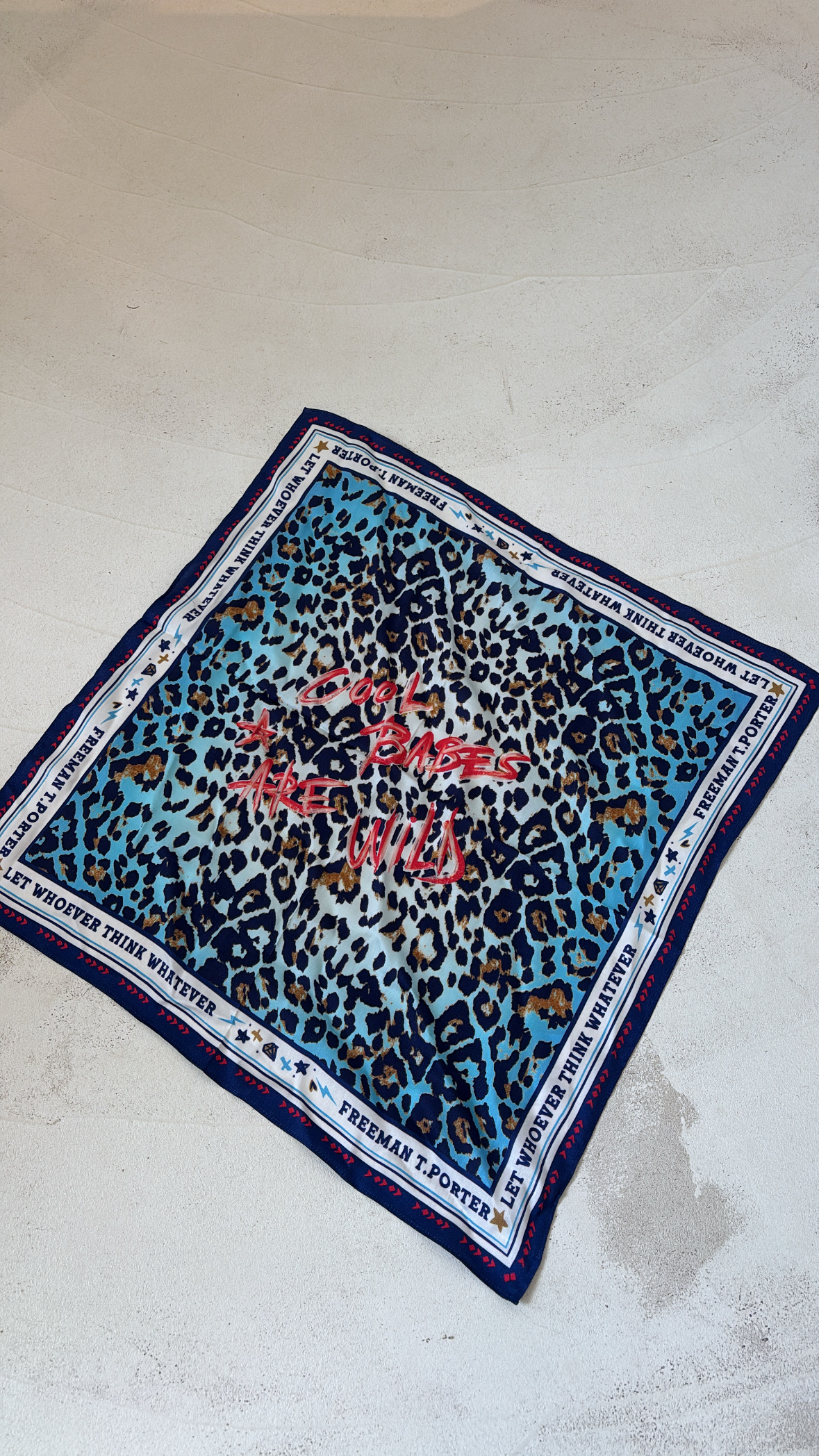 Petit foulard léopard « Cool babes are wild » — vue 2