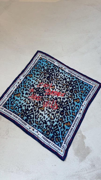 Petit foulard léopard « Cool babes are wild » — vue alternative