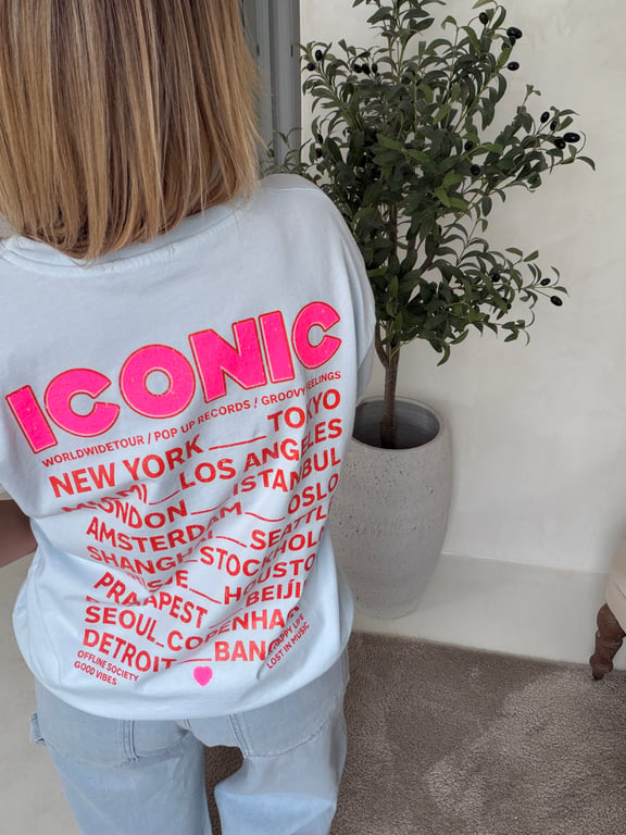 T-shirt bleu ciel avec « iconic » rose — vue alternative