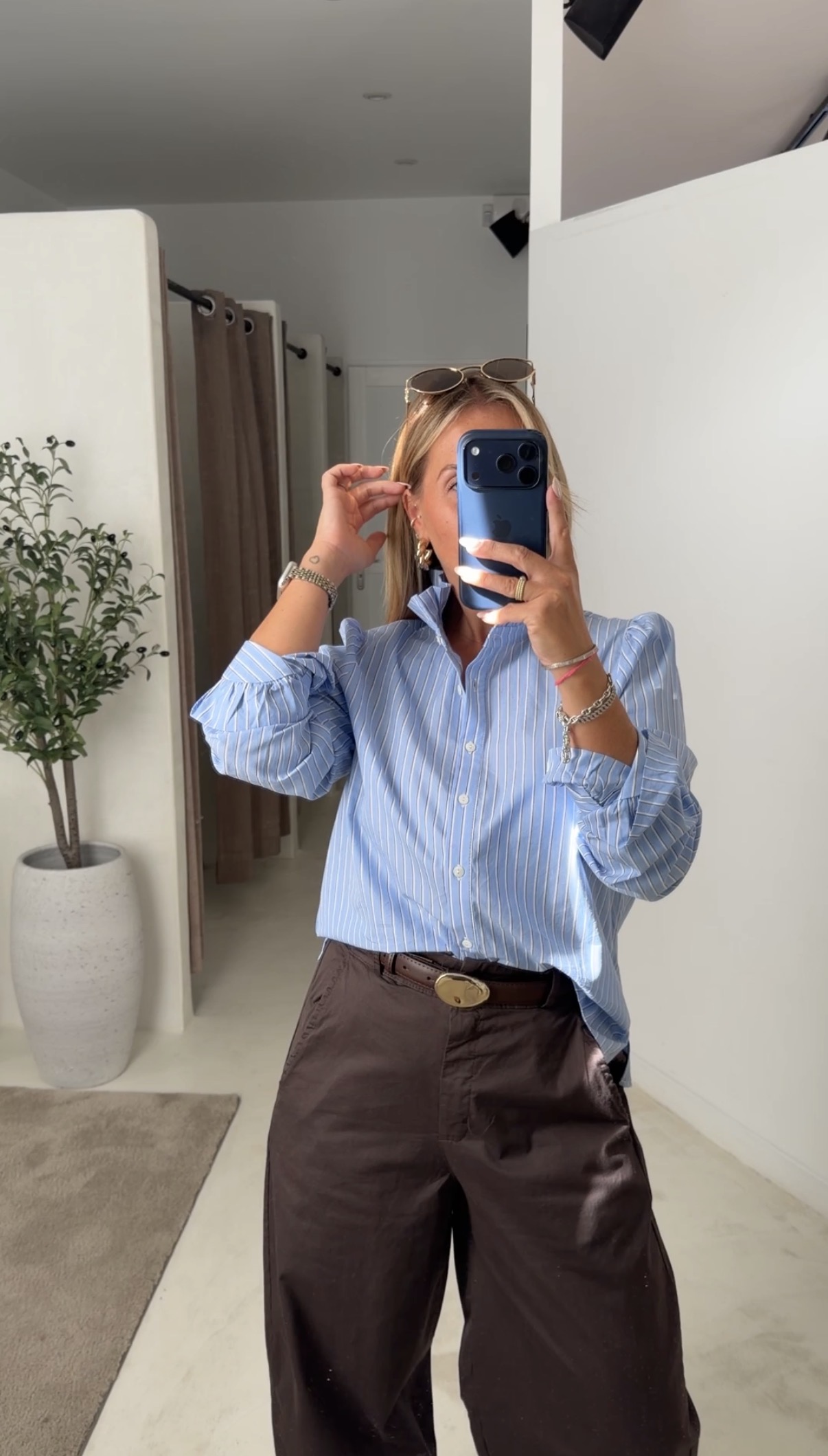 Chemise bleu à rayures blanches et marron — vue 2