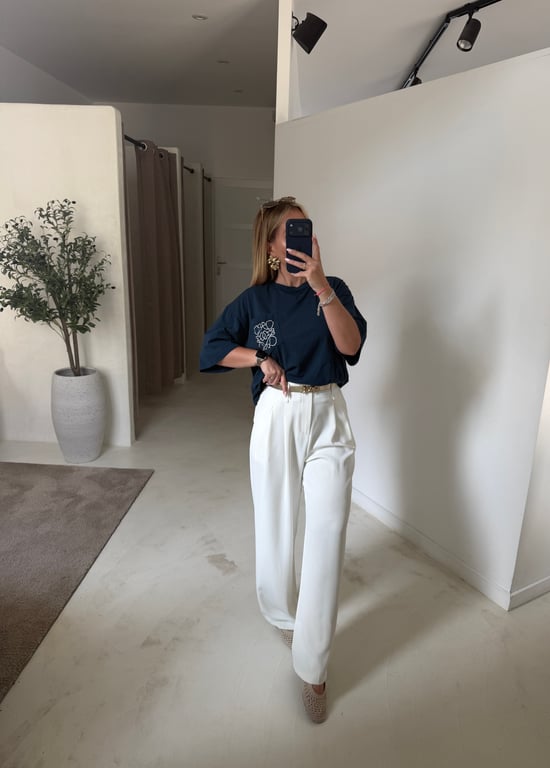 T-shirt bleu marine avec broderie sur la poche
