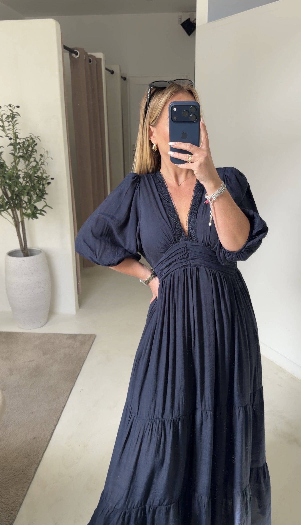 Robe longue bleu marine resserée à la taille — vue alternative
