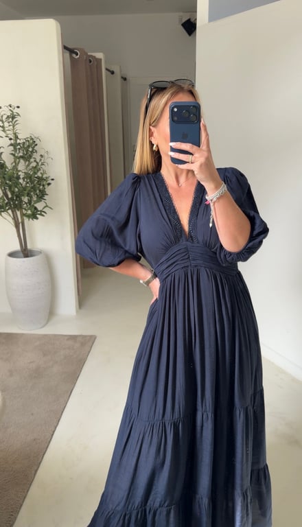 Robe longue bleu marine resserée à la taille — vue alternative