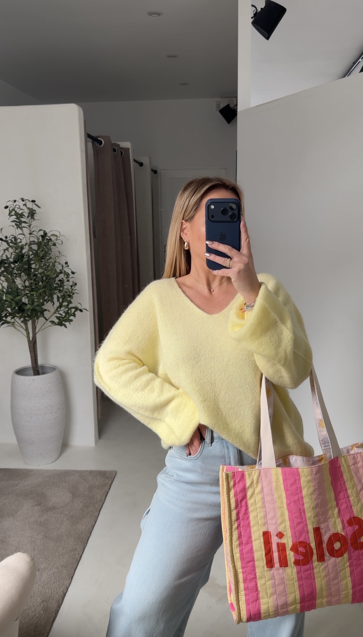 Pull jaune col V — vue 2