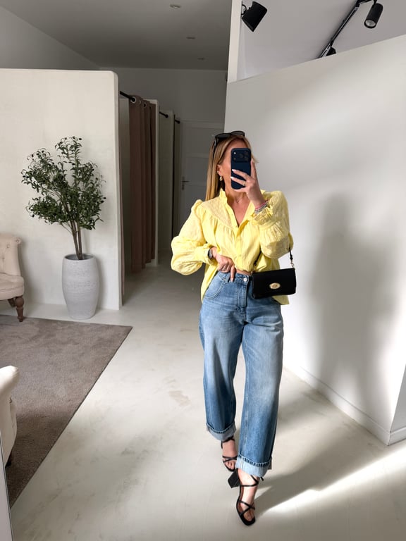 Blouse jaune avec broderies fleuries