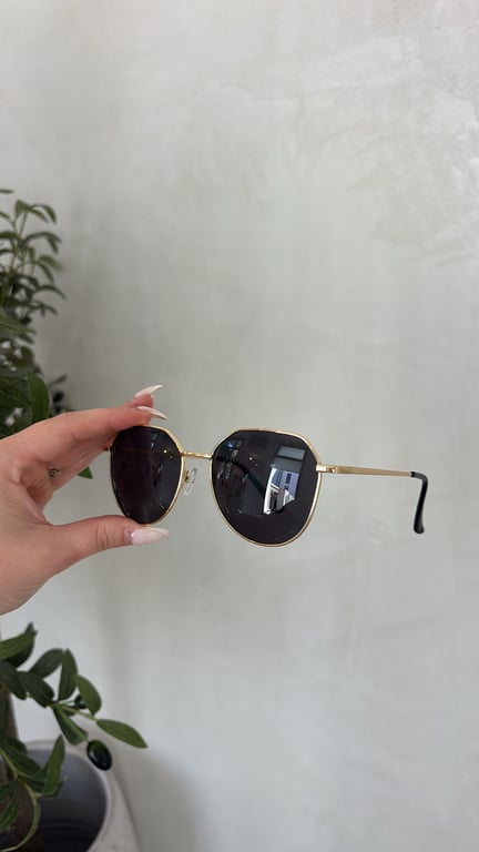 Lunettes de soleil à branches fines dorées