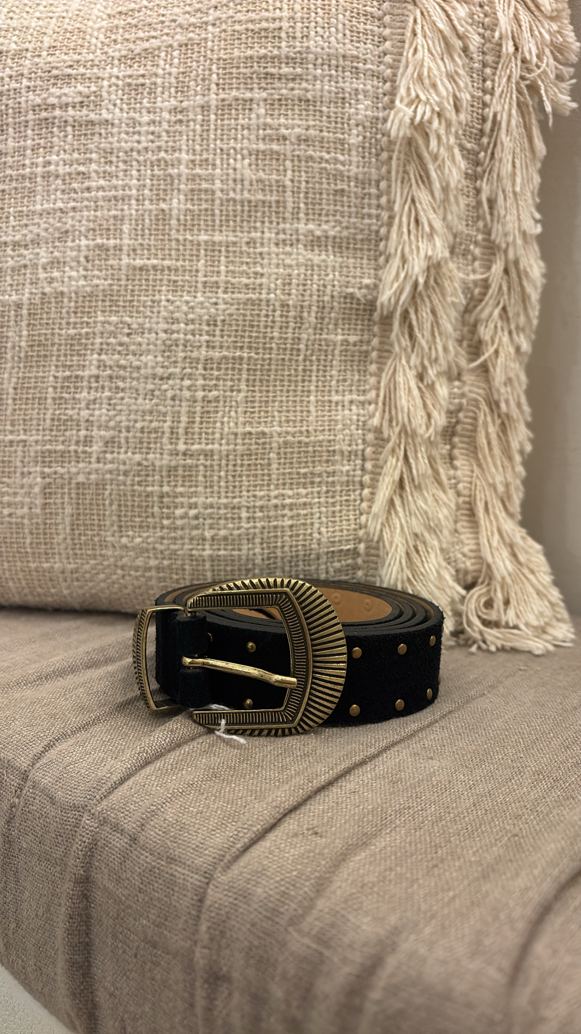 Ceinture noire en cuir avec clous dorés — vue 2