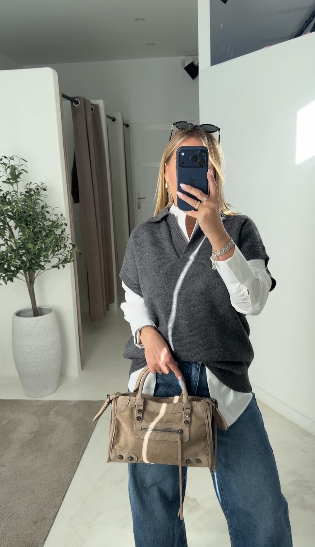 Pull sans manches en maille gris anthracite à finitions côtelées — vue 2