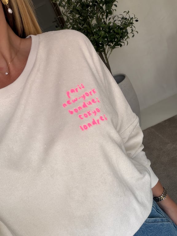 Pull en éponge beige avec inscription rose fluo — vue alternative