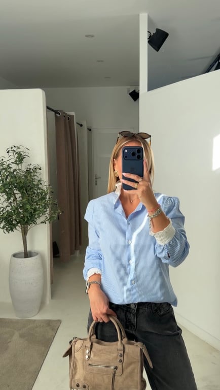 Blouse bleu à rayures et col élégant blanc