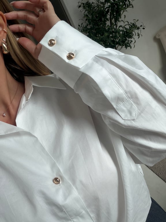 Chemise blanche col V & bouton doré — vue alternative