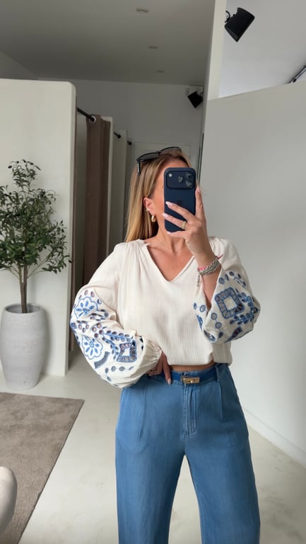 Blouse col V beige et broderies bleu — vue alternative