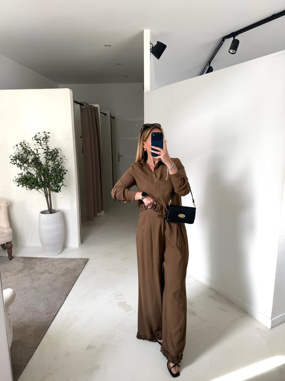 Pantalon kaki marronné avec fleurs dans le bas