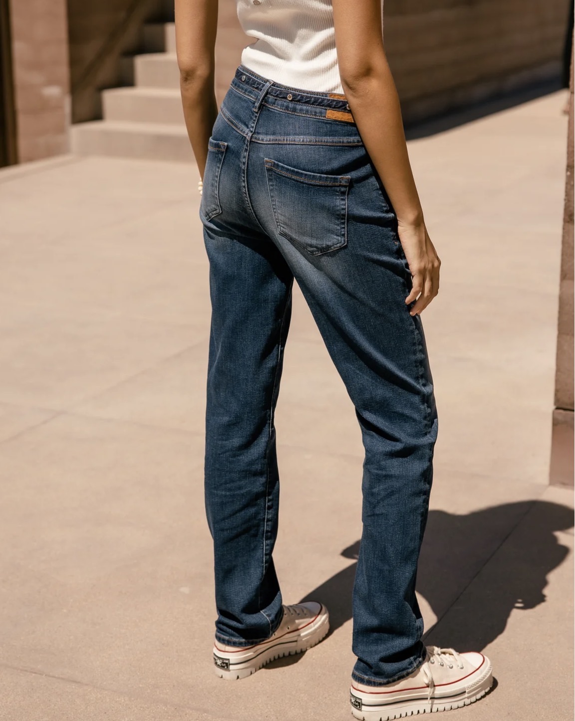 Jean droit taille haute avec ceinture intégrée — vue 2