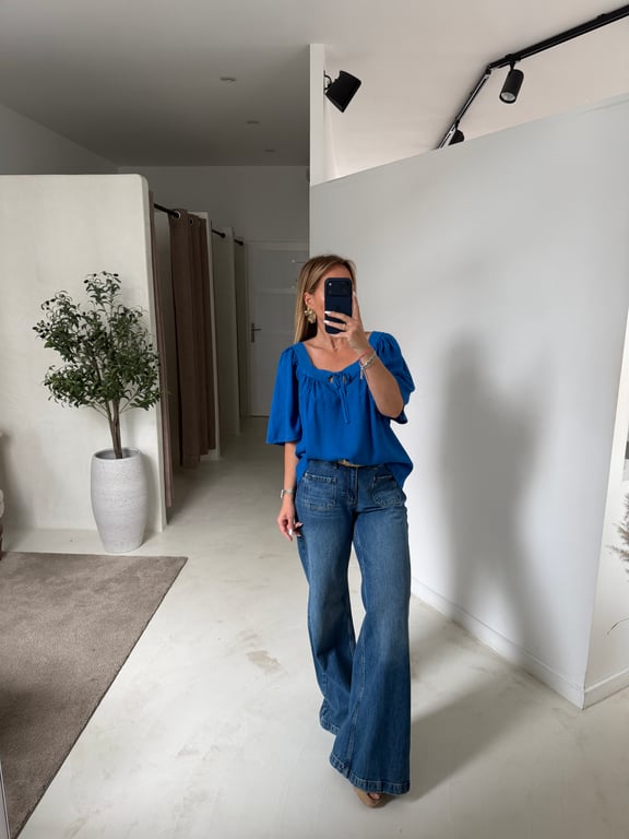 Blouse bleu électrique en lin col carré