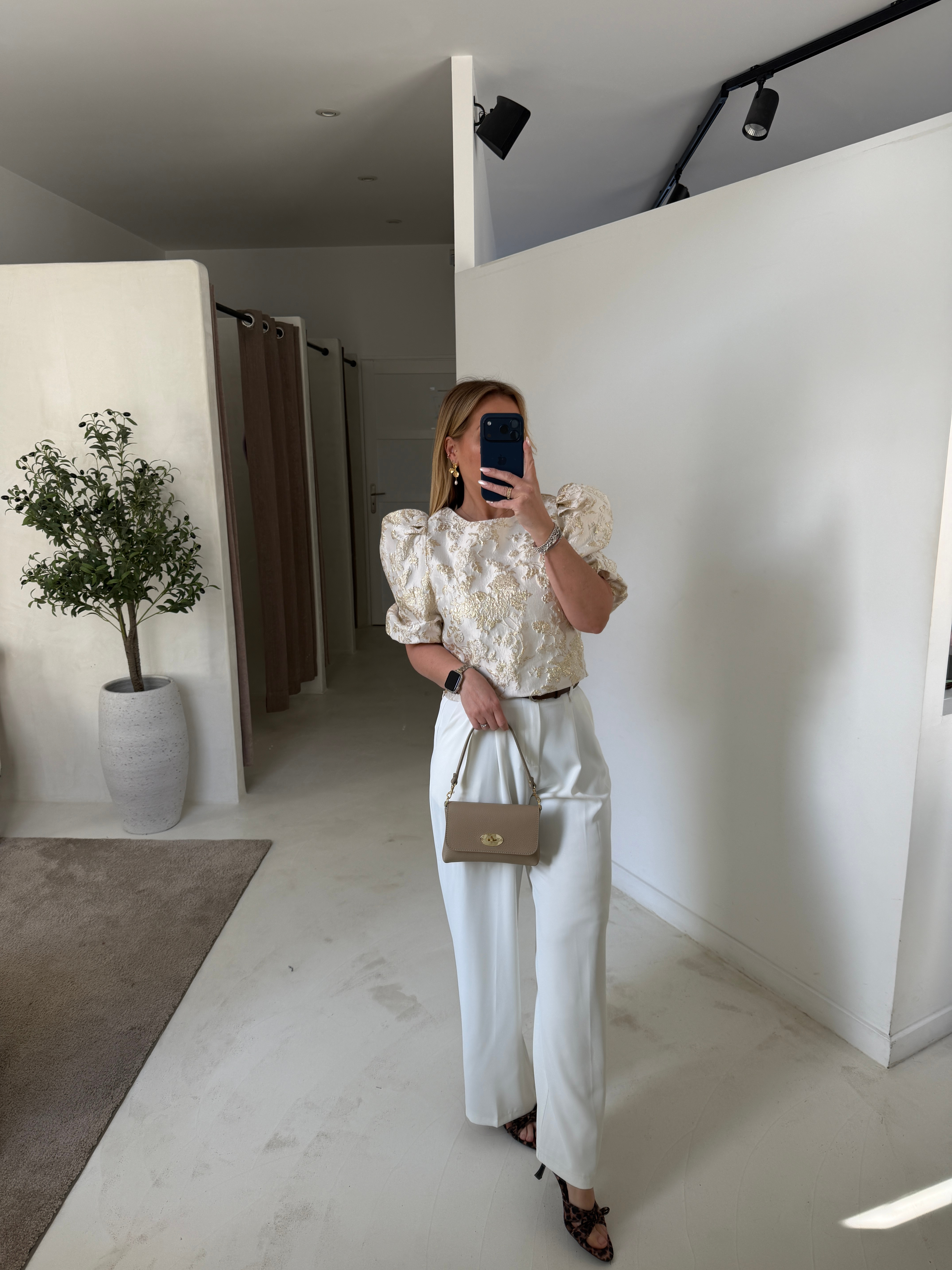 Blouse écru à fleurs et détails dorés — vue 2