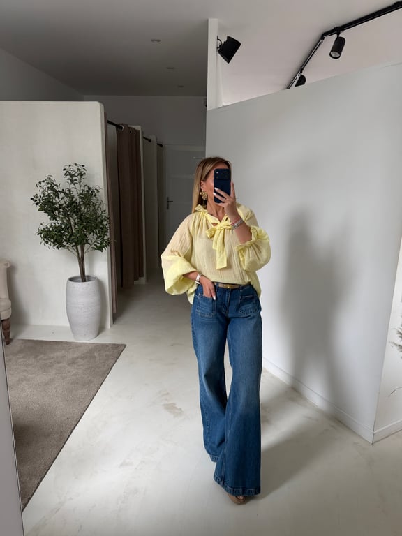 Blouse jaune à nouer au col