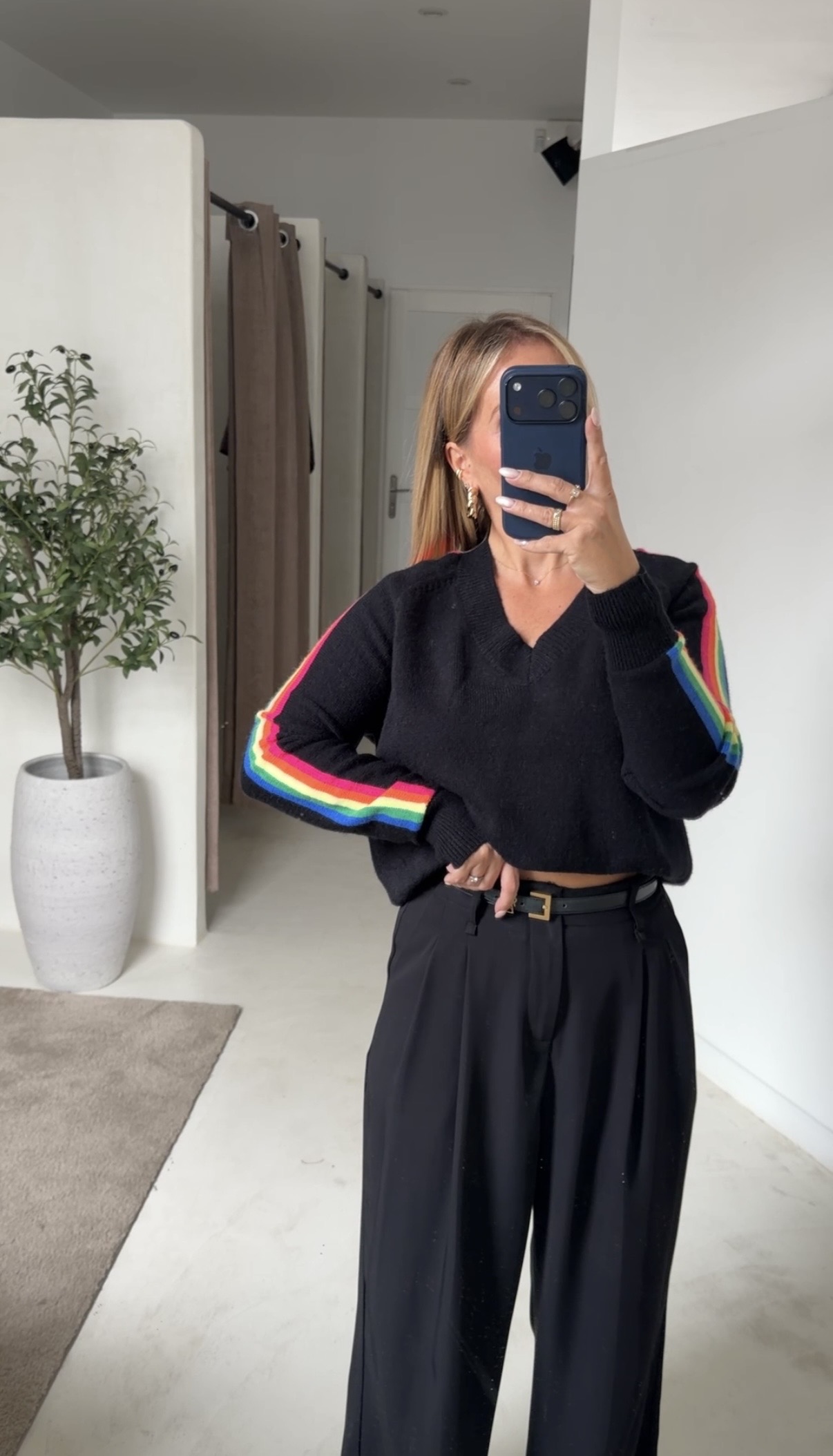 Pull col v noir arc-en-ciel — vue 2