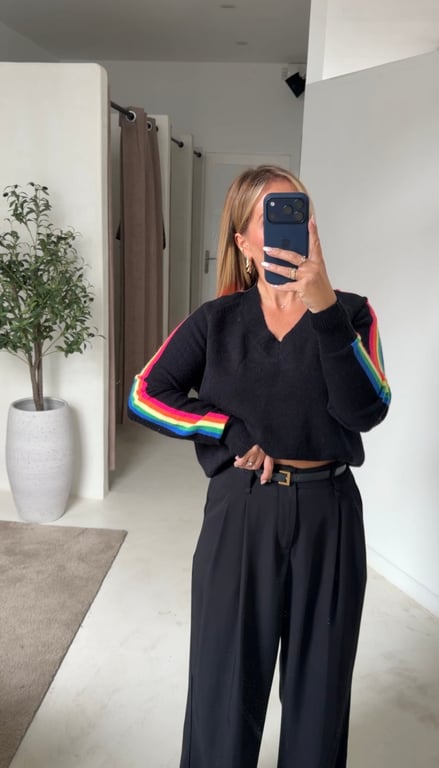 Pull col v noir arc-en-ciel — vue alternative