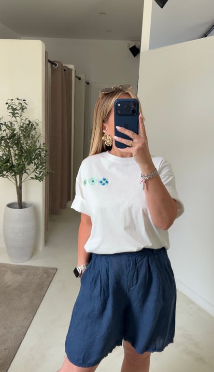 T-shirt blanc à broderies fleurs bleues