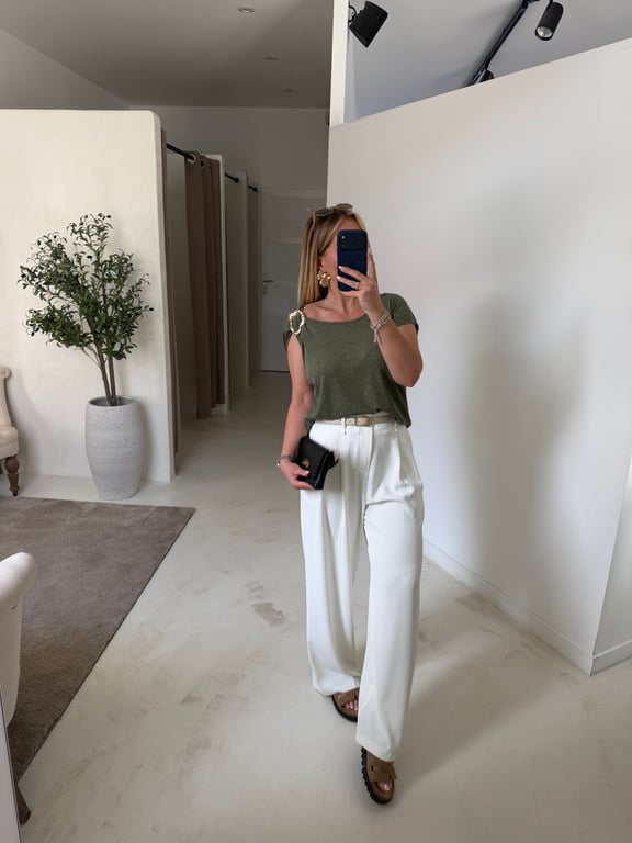Top kaki avec bijou doré à l’épaule
