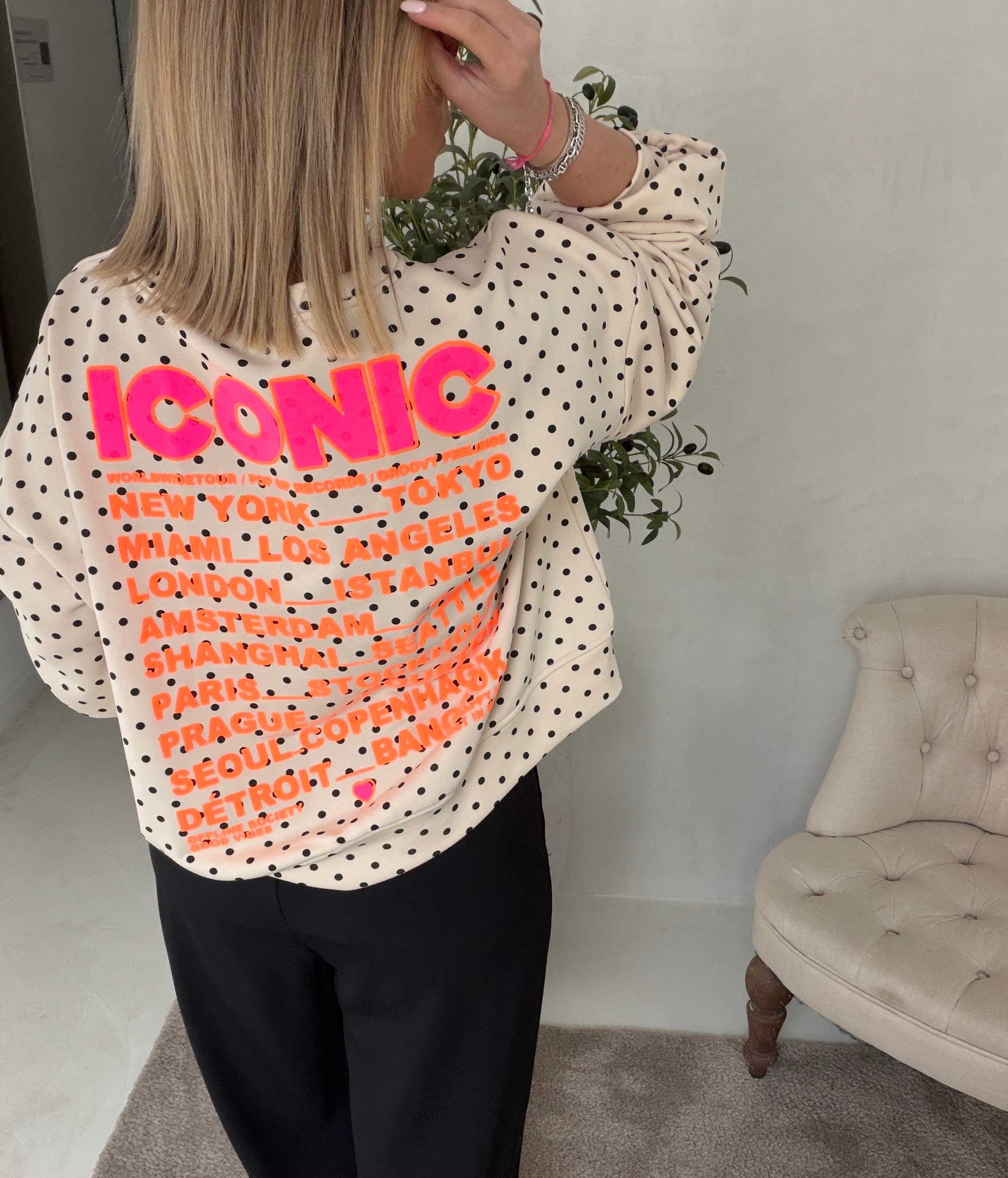 Pull à pois avec iconique rose fluo — vue 2