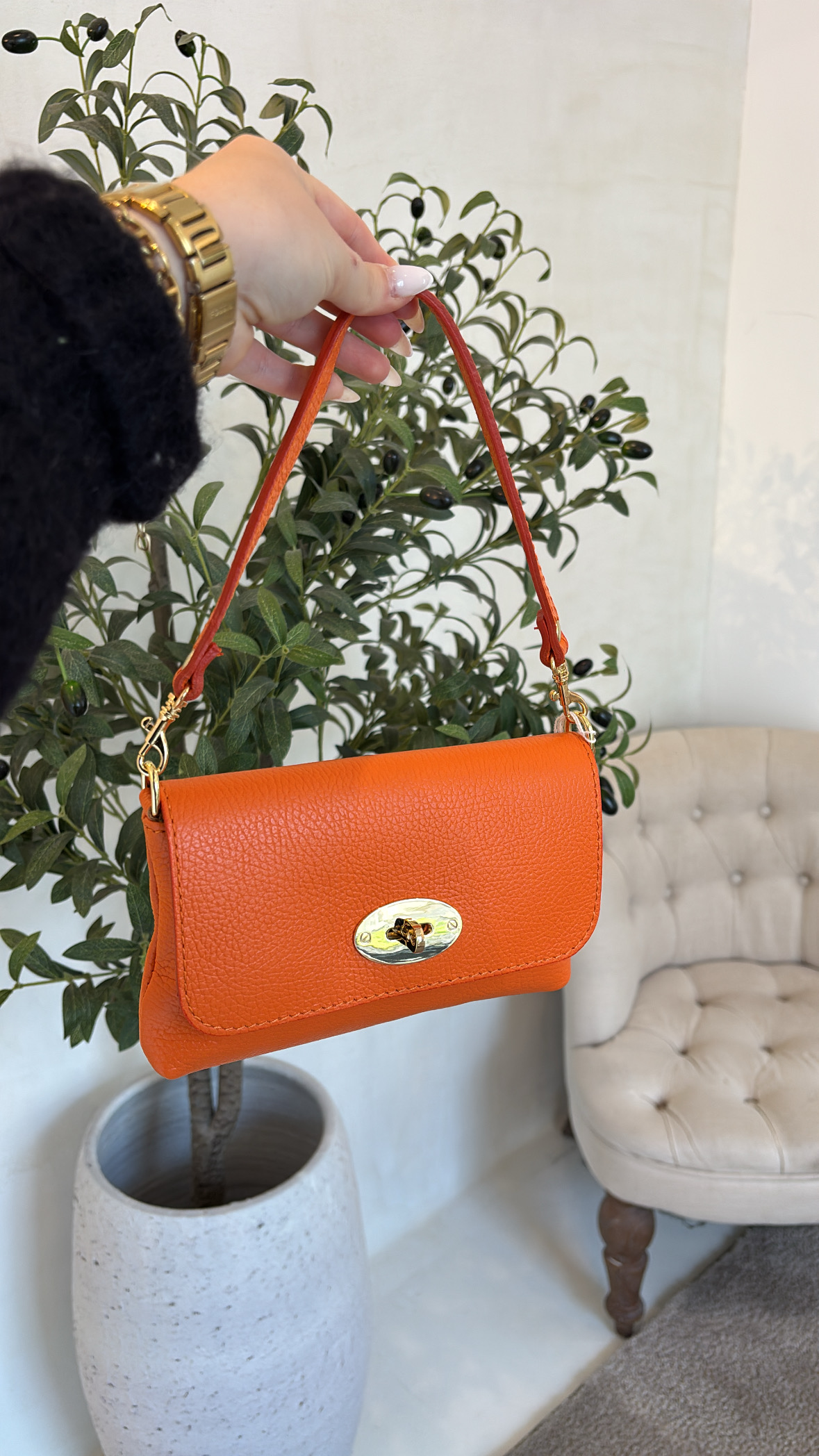 Sac à main orange avec fermoir doré
