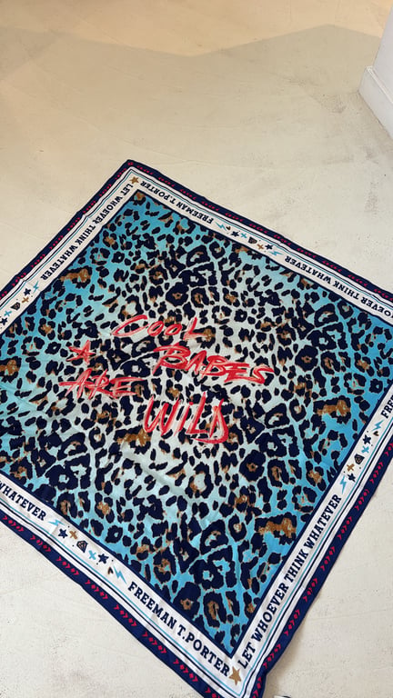 Grand foulard léopard bleu « Cool babes are wild »