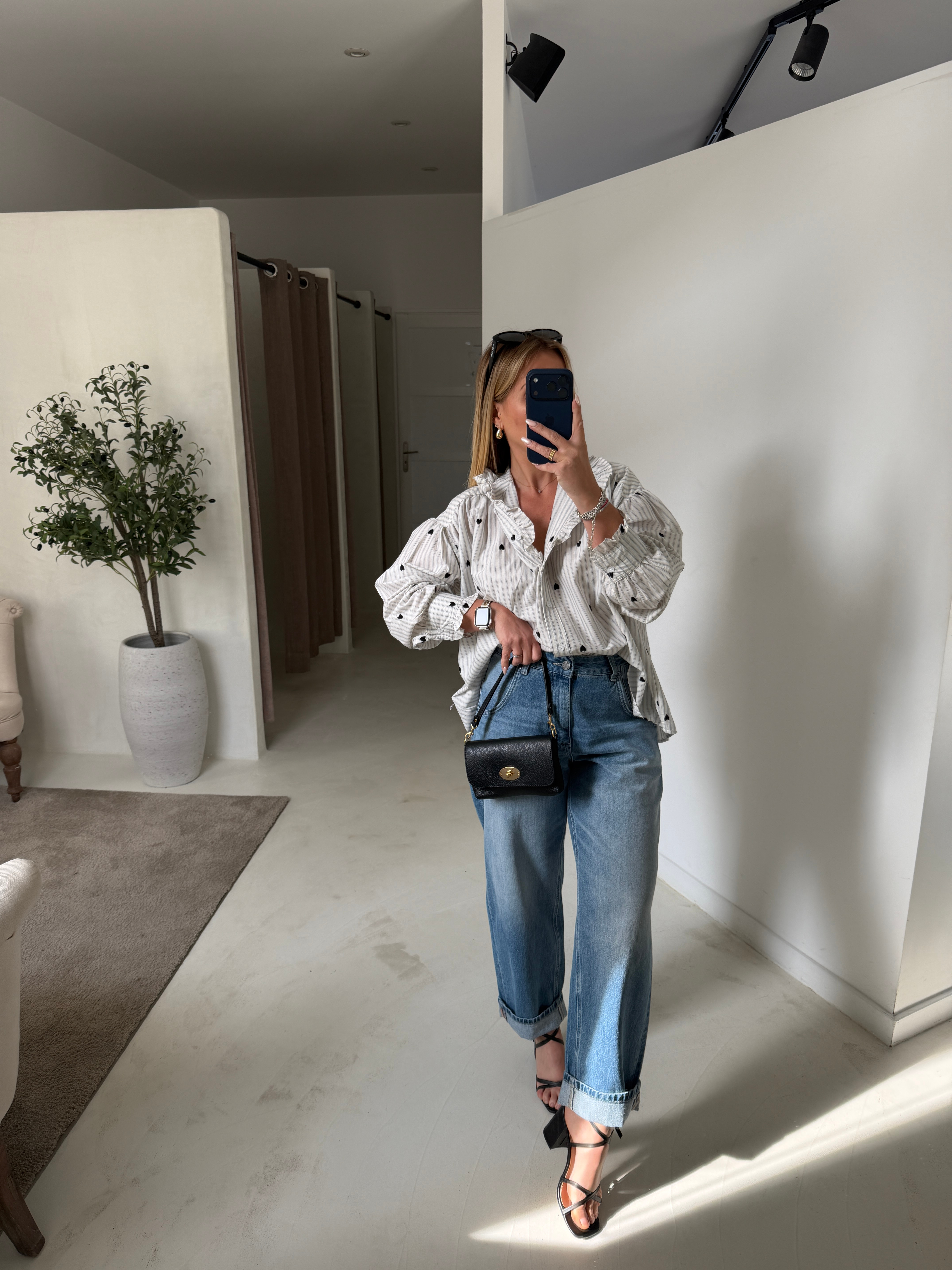 Blouse écrue à rayures bleu et broderies coeur noir