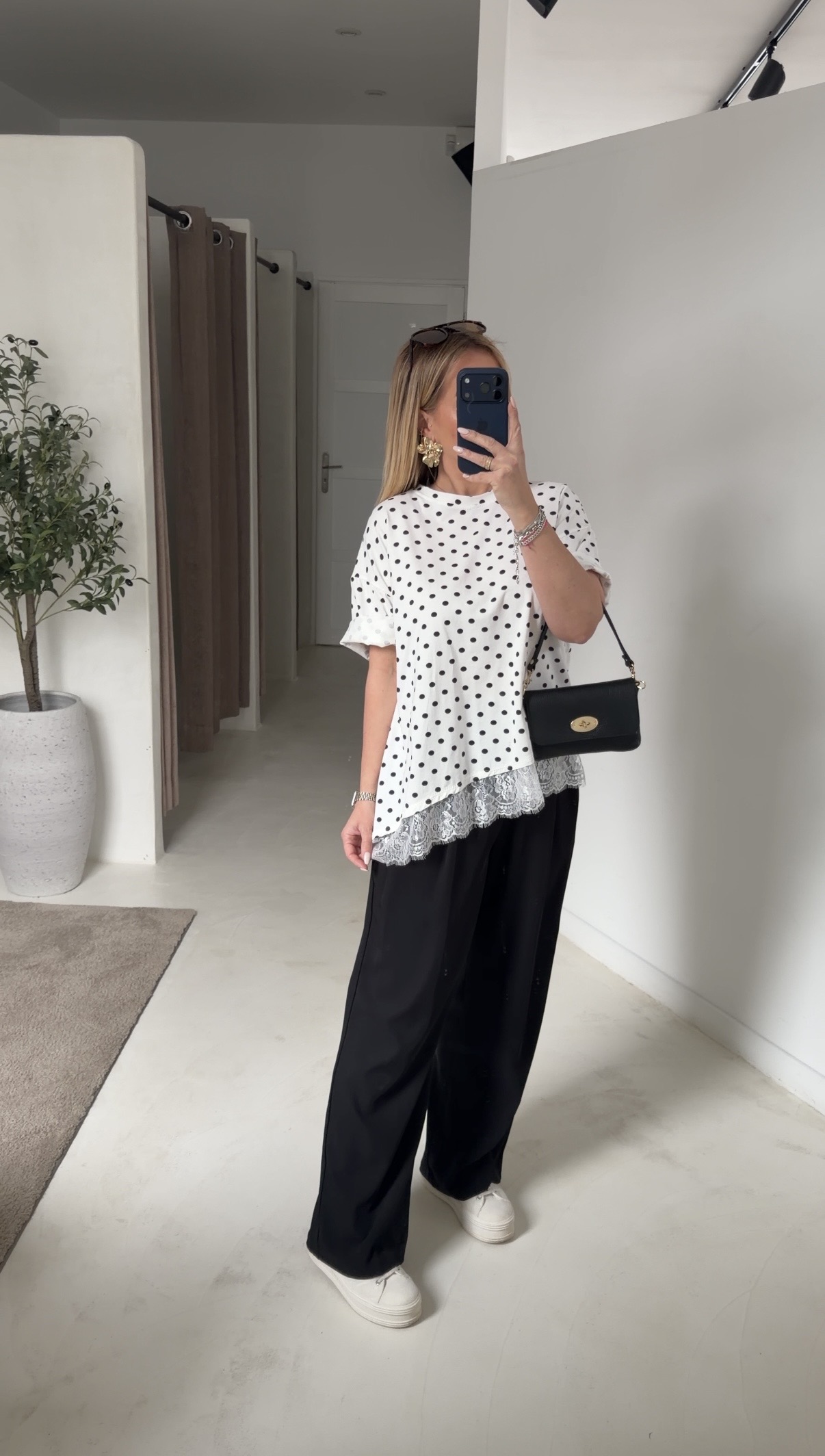 T-shirt à pois noir et blanc avec dentelle asymétrique — vue 2