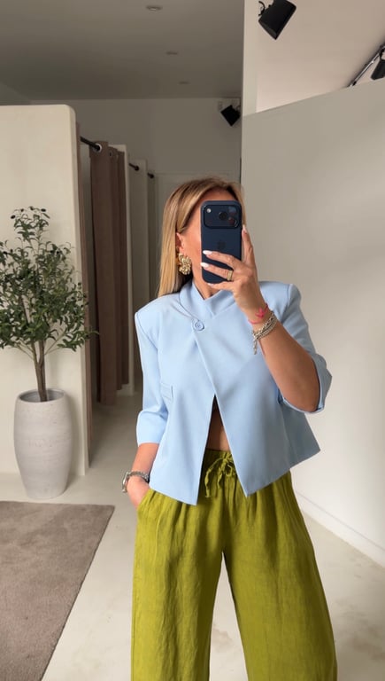 Blazer court bleu ciel fermeture asymétrique — vue alternative