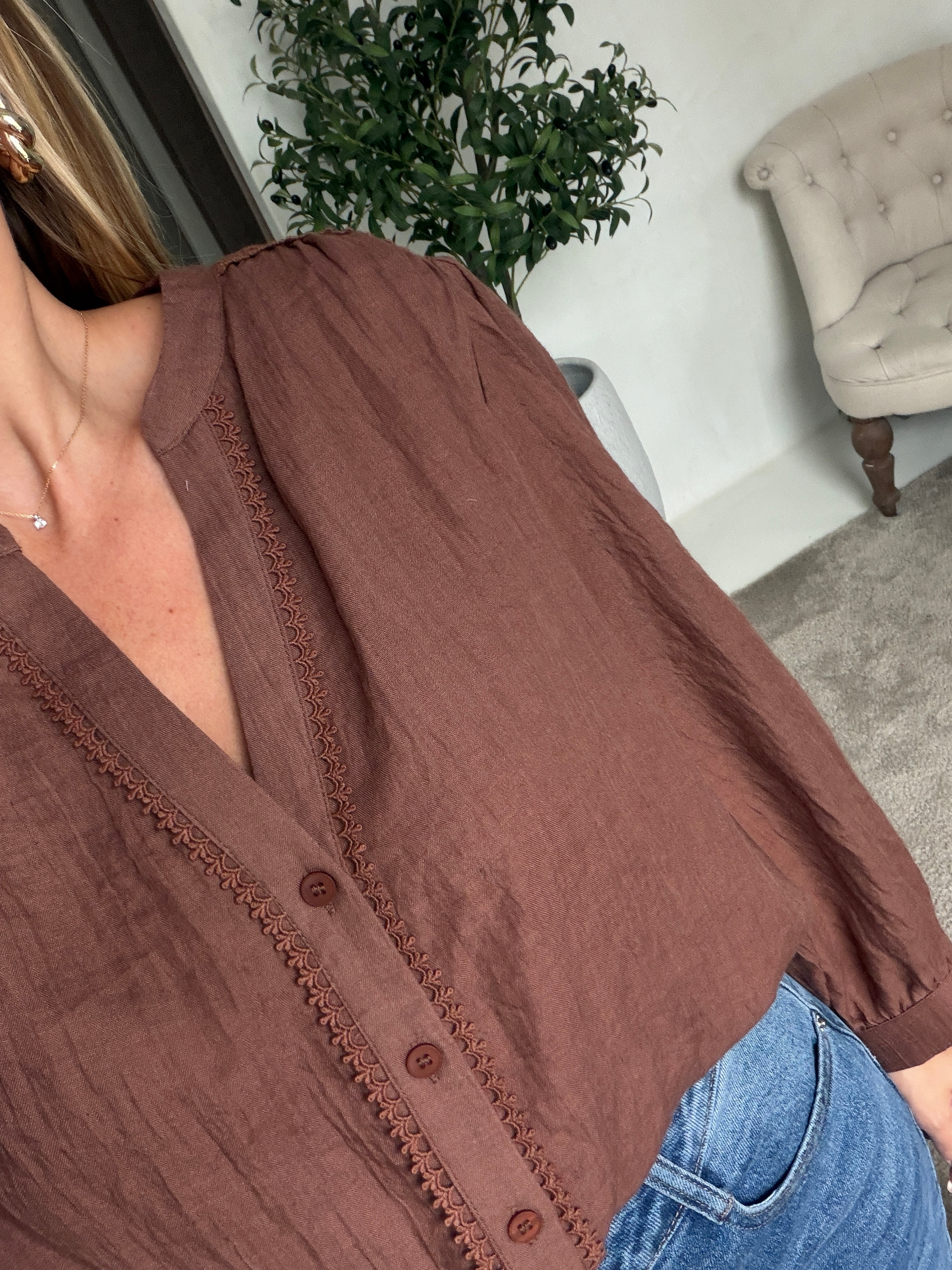 Blouse marron col V avec dentelle délicate — vue 2