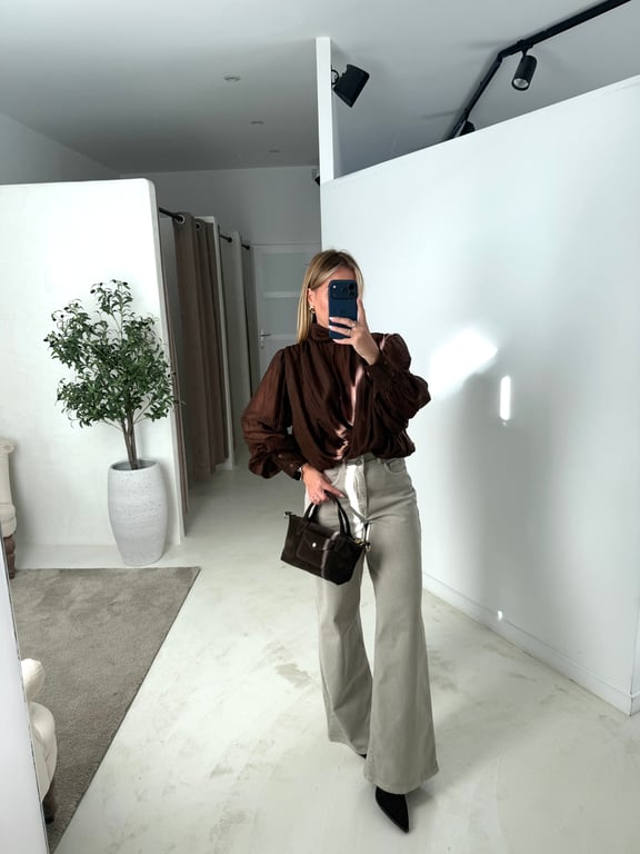 Blouse marron avec noeud sur le devant