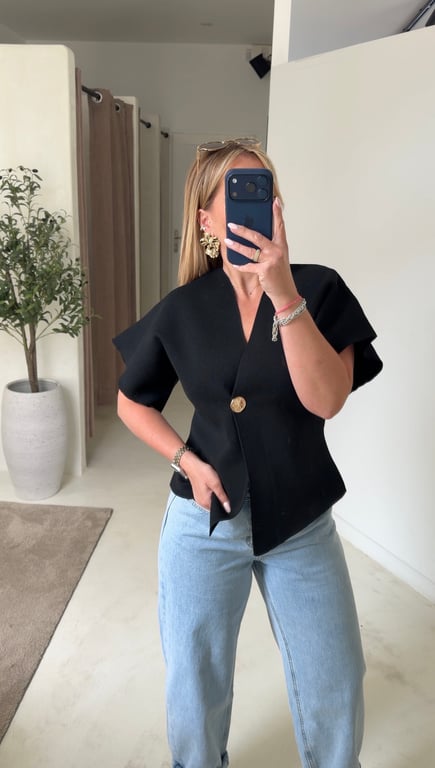 Top en maille noir à bouton doré — vue alternative