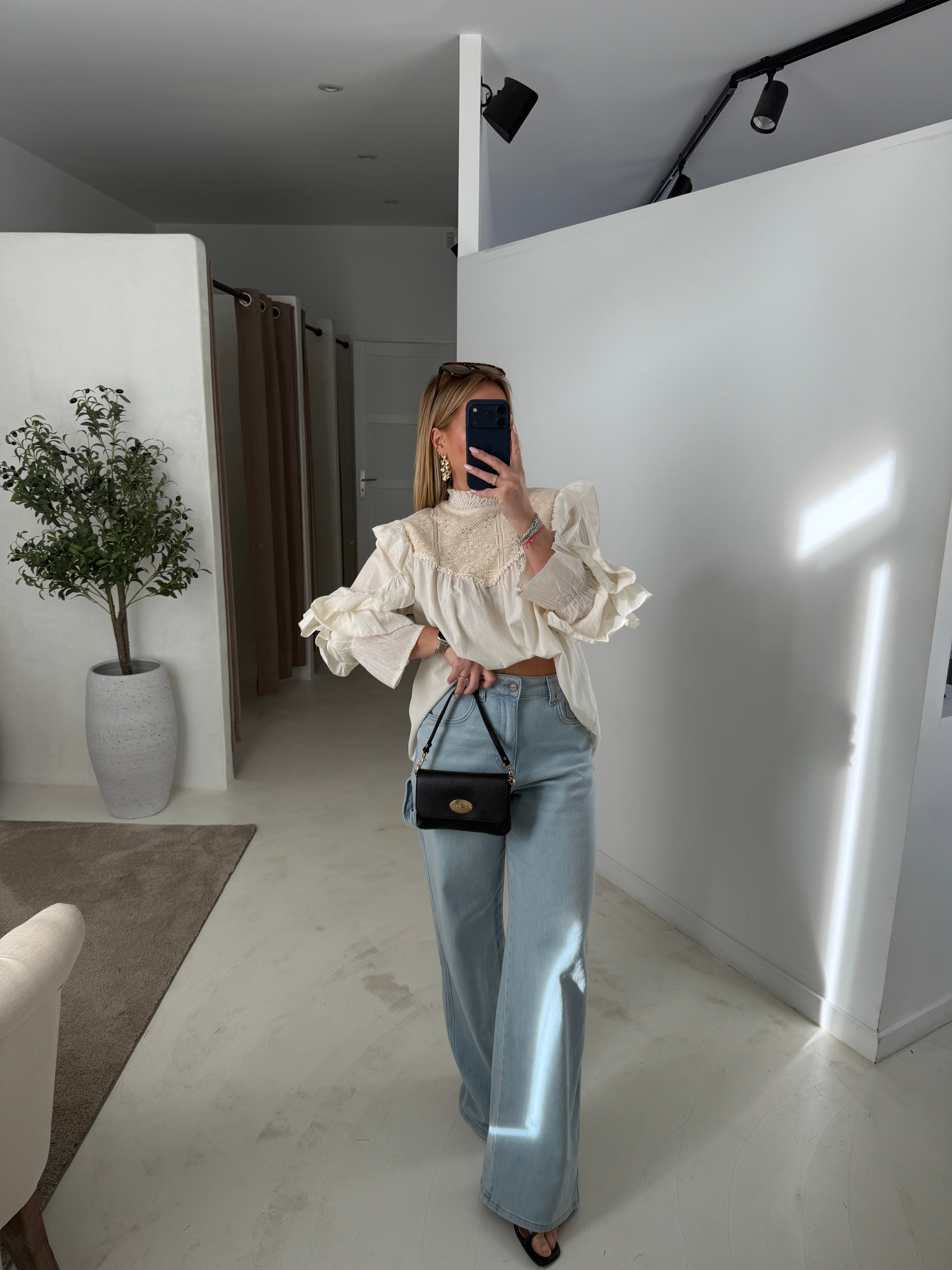 Blouse col montant effet froissé crème et volants — vue 2